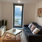 1 Bedroom Lovely Apartment In Salford Quays Free Street Parking Subject To Availability