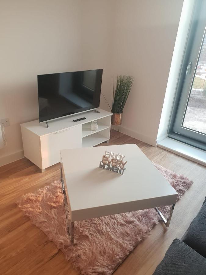 Apartamento 1 Bedroom Lovely In Salford Quays Free Street Parking Subject To Availability